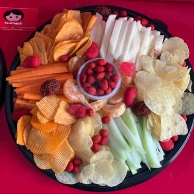 Charola mix jicama, zanahoria, pepino, papas saladas y papas con sabor a queso